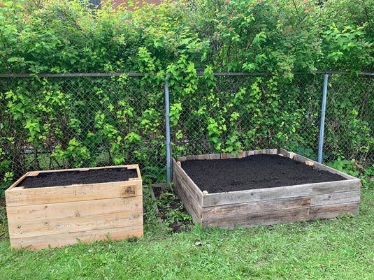 Bac à jardinage en bois au sol