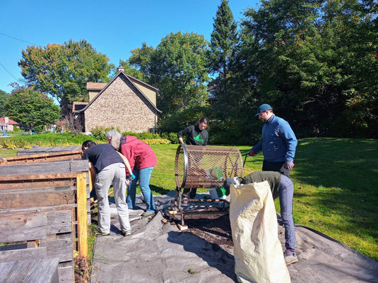 Une journée de séances de tamisage et de récolte de compost